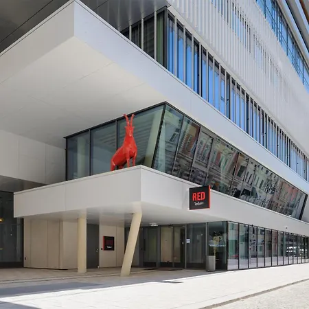 Готель Radisson Red 4*